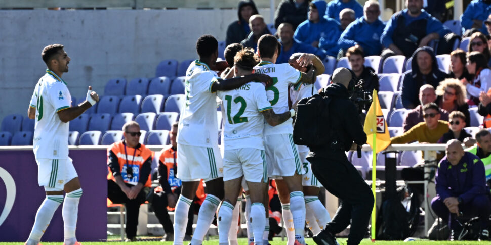 La Roma vince in rimonta al Franchi sulla Fiorentina 2 1. Il Bologna travolge 4 0 il Pisa rimasto in 10