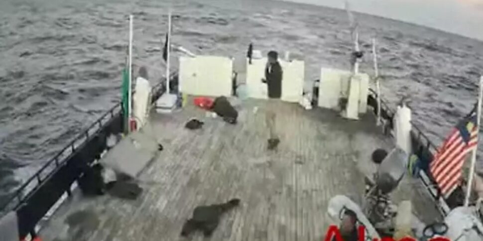la flotilla si avvicina a gaza ma lancia l allarme decine di barche davanti a noi 232 arrivato l alt da israele iniziato l abbordaggio