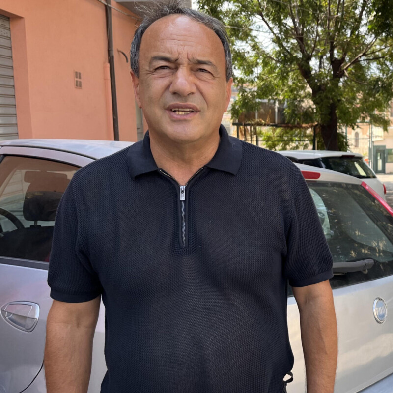 Mimmo Lucano fuori dal carcere di Reggio Calabria