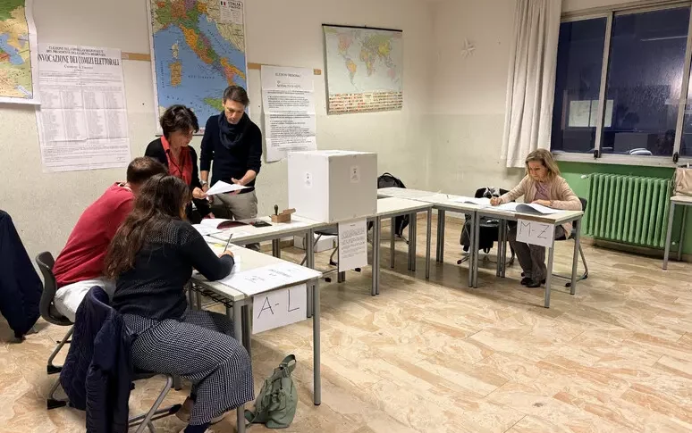 https://assets.gazzettadelsud.it/2025/10/elezioni-seggio-774x485.webp