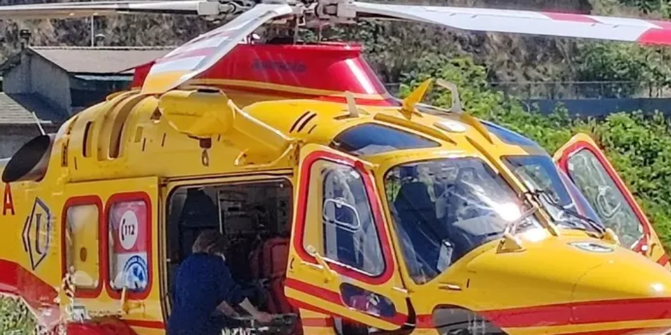 litiga col fidanzato e si lancia dall auto in corsa 19 enne in gravi condizioni a caltanissetta