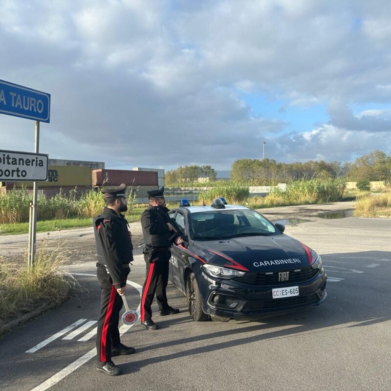 Gioia Tauro, entra armato di coltello all’ufficio postale: i carabinieri lo bloccano in flagrante