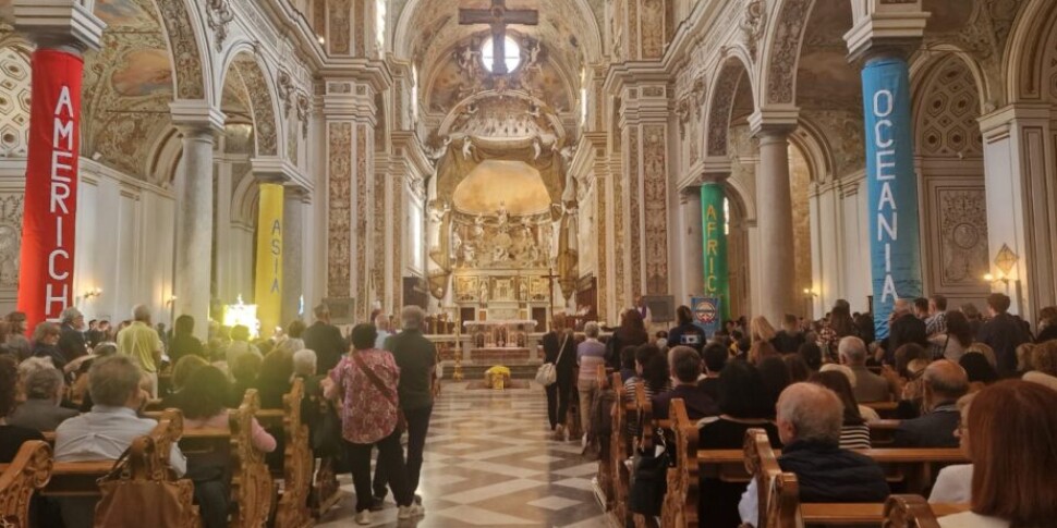 https://assets.gazzettadelsud.it/2025/10/funerali-cristina-gallo-970x485-1760174673.jpeg