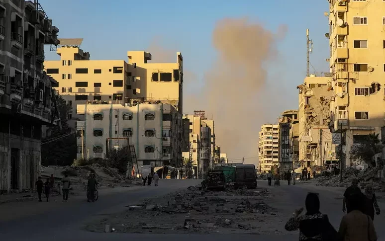 Negoziati in Egitto positivi, primo obiettivo tregua e ostaggi. Trump: "Hamas ha accettato cose importanti, nessuna tensione con Netanyahu". Raid su Gaza