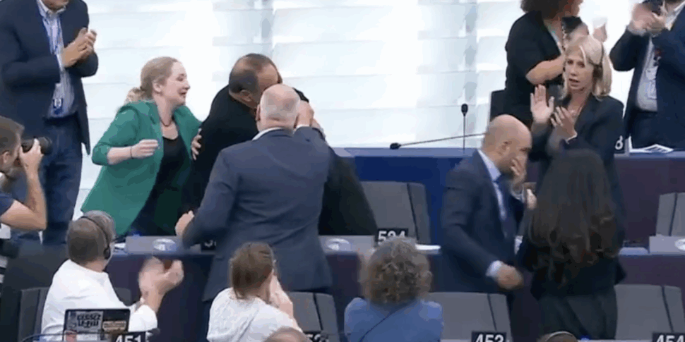 ilaria salis e l immunit224 confermata mimmo lucano e avs la celebrano con abbracci e un mazzo di fiori