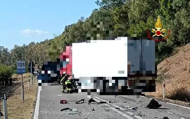 Tragedia sulla Fondovalle dell’Agri: quattro morti e sei feriti gravi in uno scontro tra auto e camion