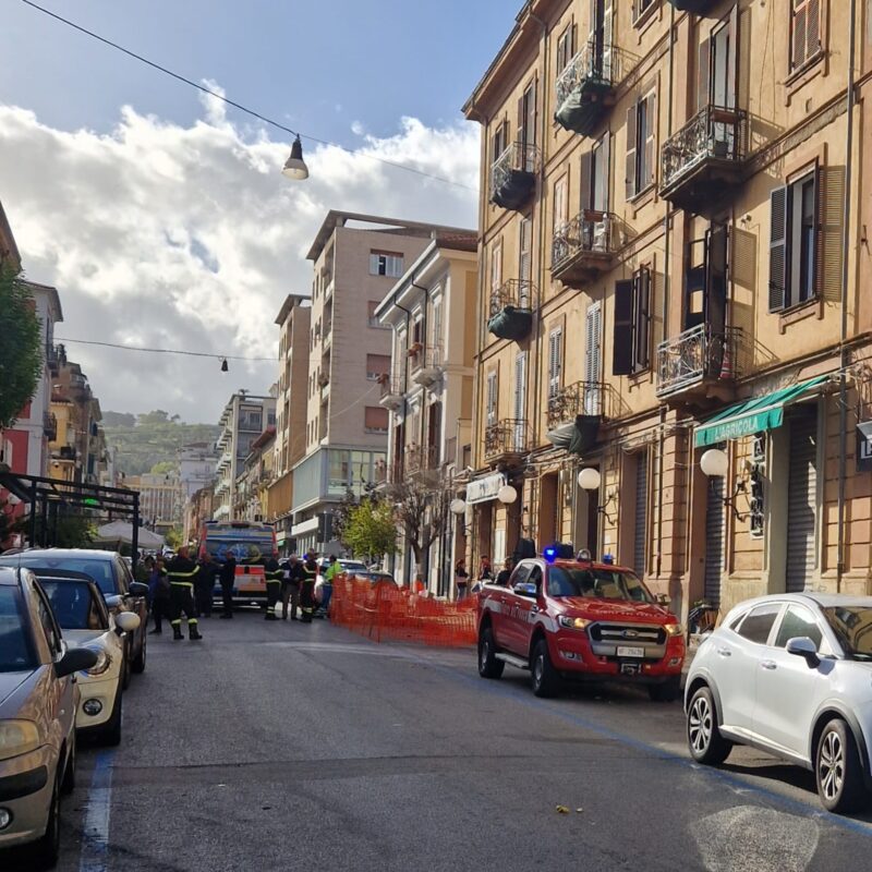 Paura in centro a Cosenza, fiamme in un palazzo storico: lievi intossicazioni tra i residenti