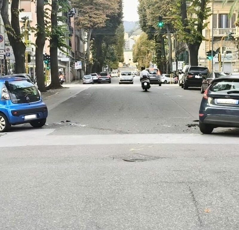 Messina, scontro in centro tra due auto: nessun ferito grave