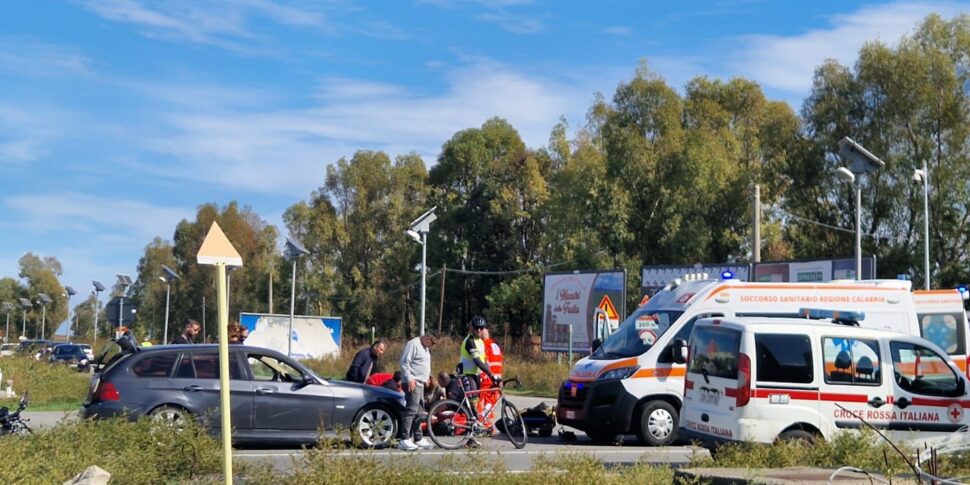 Tragico incidente a Crotone sulla SS 106, scontro auto-moto: morto un ...