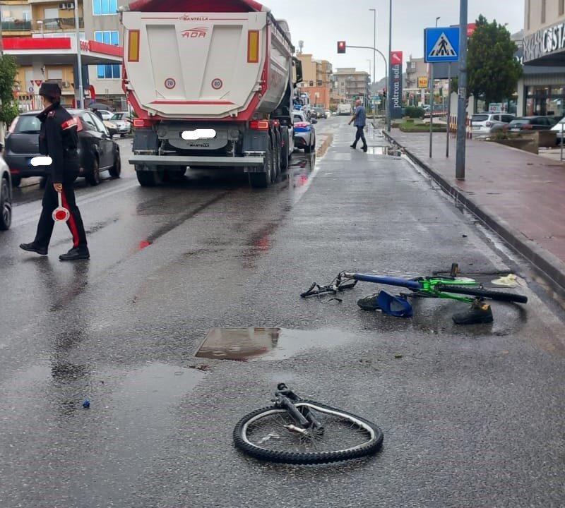 Messina, incidente in via Adolfo Celi: ciclista in gravissime condizioni dopo lo scontro con un tir