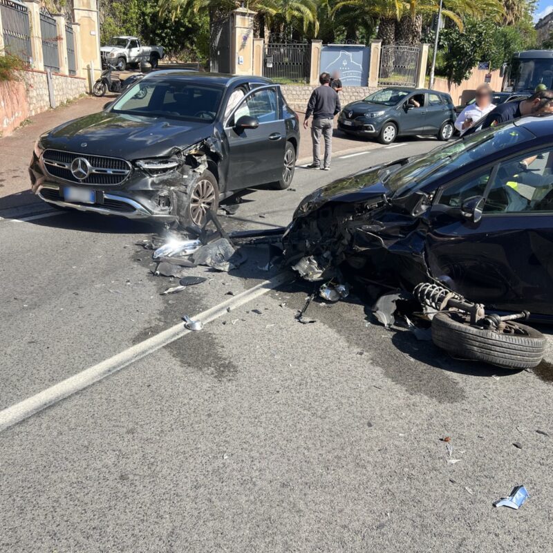 Scontro frontale sulla statale a Sant'Alessio, due feriti trasferiti in ...