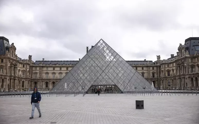 Rapina al Museo del Louvre di Parigi, arrestati due uomini per il furto del secolo. "Farebbero parte della banda dei 4 ladri" Rapina al Museo del Louvre di Parigi, arrestati due uomini per il furto del secolo. "Farebbero parte della banda dei 4 ladri"