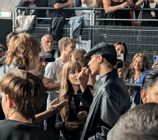 Damiano David in concerto a Roma, i membri dei Maneskin sotto al palco