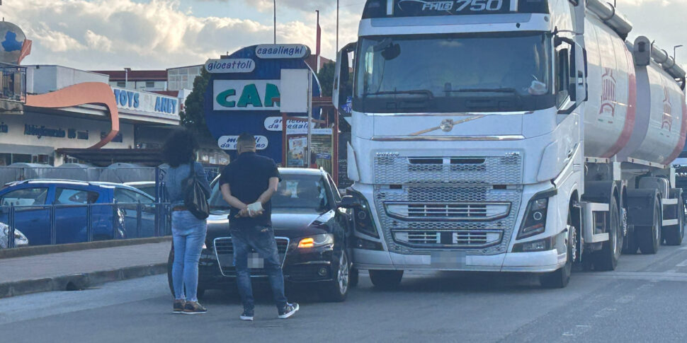Incidente sulla SS 114 a Messina, scontro tra auto e autoarticolato ...