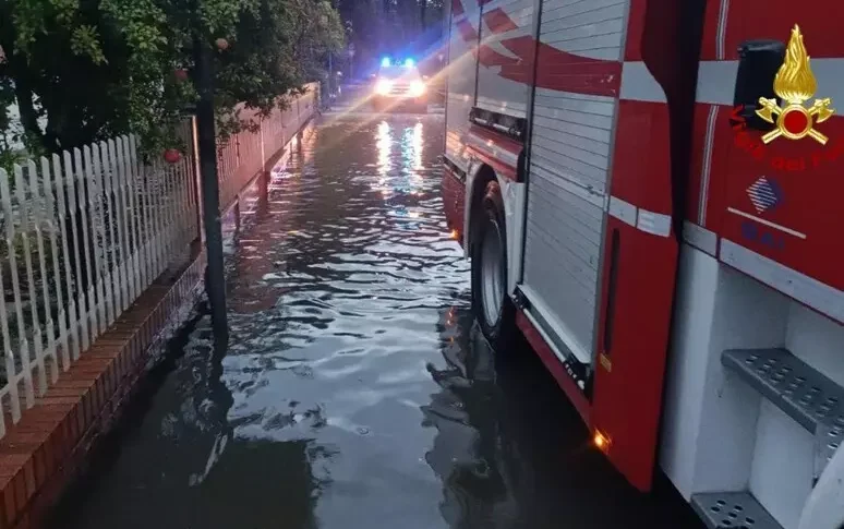 violento nubifragio a favara dispersa una donna travolta dall acqua dopo essere scesa dall auto