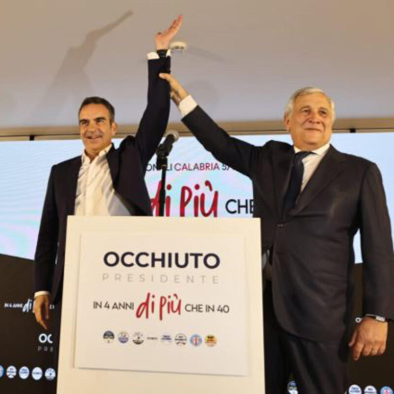 Il vicepremier e segretario di Forza Italia Antonio Tajani (D) con Roberto Occhiuto, presidente uscente della Regione Calabria e ricandidato per il centrodestra, nel comitato elettorale a Rende, 06 ottobre 2025.ANSA/SALVATORE MONTEVERDE