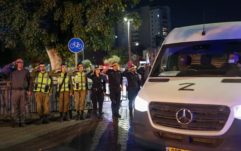 nella bara consegnata ieri sera da hamas i resti di un ostaggio gi224 restituito netanyahu convoca una riunione urgente da Feedpress.me nella bara consegnata ieri sera da hamas i resti di un ostaggio gi224 restituito netanyahu convoca una riunione urgente