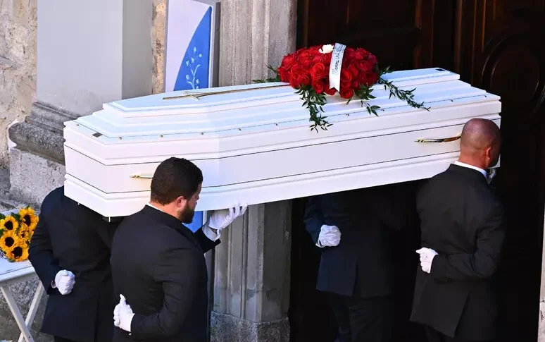 a strozza l ultimo saluto a pamela genini il parroco uomini desiderosi solo di possedere