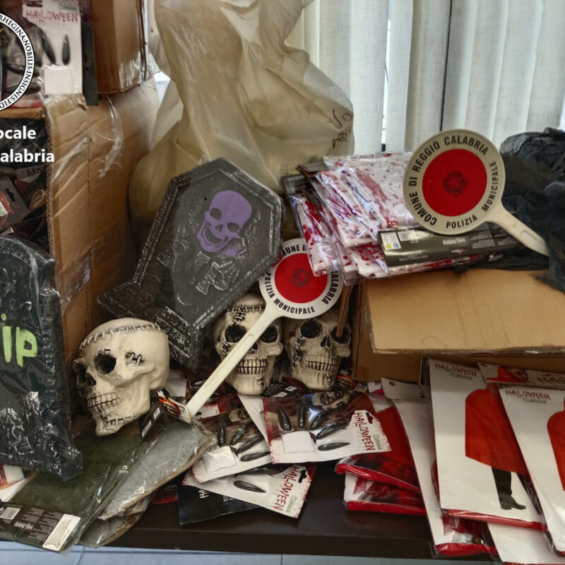Reggio, operazione “Halloween sicuro”: sequestrati oltre 2.500 articoli non a norma. Denunciato il titolare di un negozio