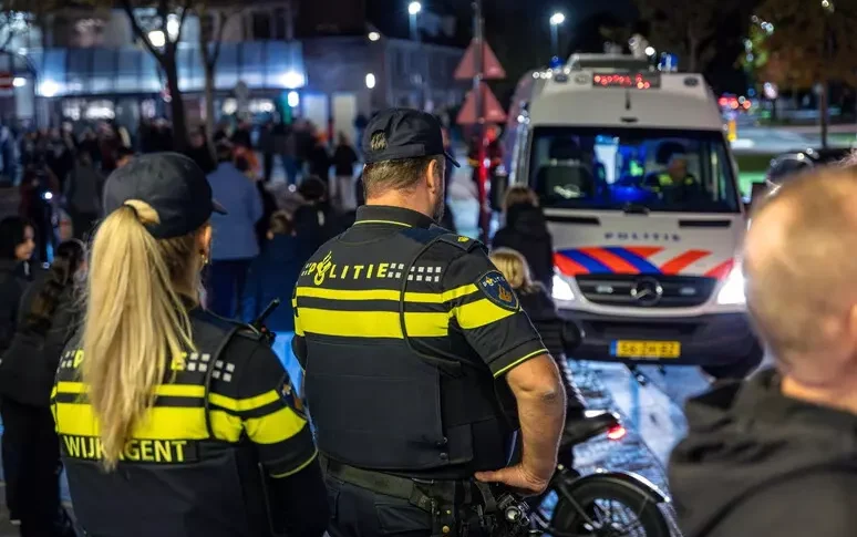 Circa 180 tifosi del Napoli arrestati nel centro di Eindhoven "per evitare disordini" Circa 180 tifosi del Napoli arrestati nel centro di Eindhoven "per evitare disordini"