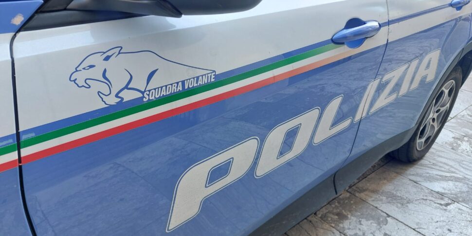 https://assets.gazzettadelsud.it/2025/10/polizia-volante-generica-970x485.jpeg