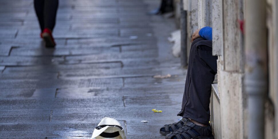 https://assets.gazzettadelsud.it/2025/10/poverta-assoluta-970x485.jpg