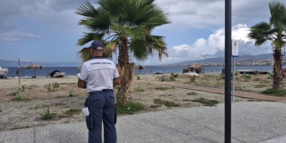 Tragedia a Reggio Calabria, mareggiata ribalta un'imbarcazione: muore ...