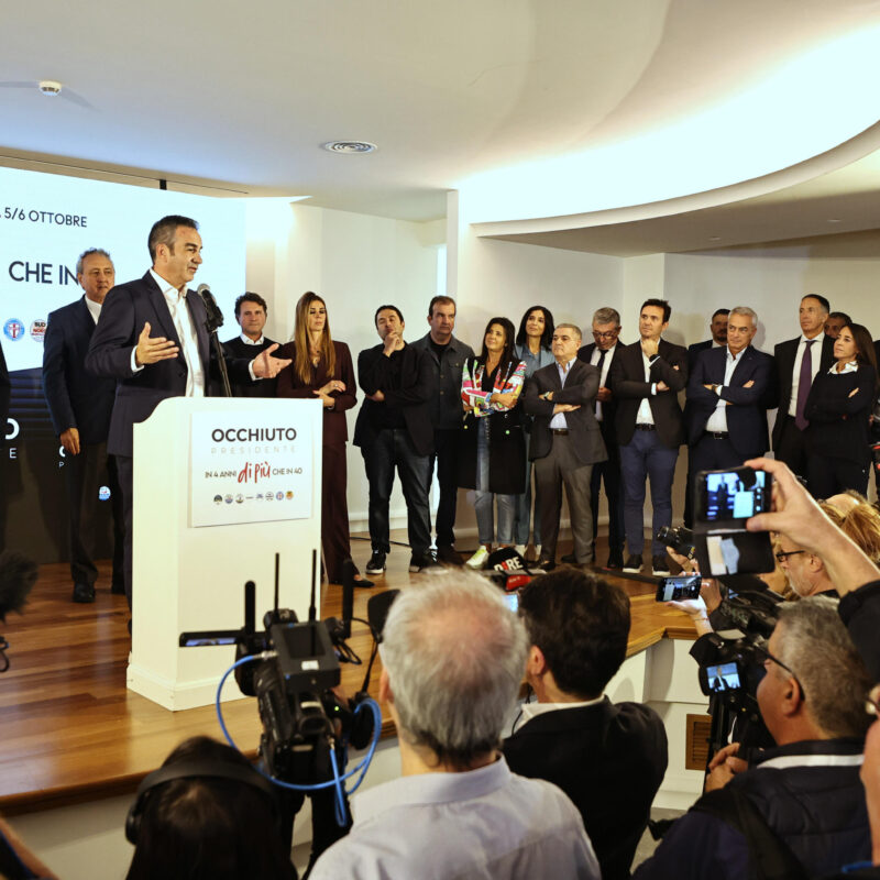 Il vicepremier e segretario di Forza Italia Antonio Tajani con Roberto Occhiuto, presidente uscente della Regione Calabria e ricandidato per il centrodestra, nel comitato elettorale a Rende, 06 ottobre 2025.ANSA/SALVATORE MONTEVERDE