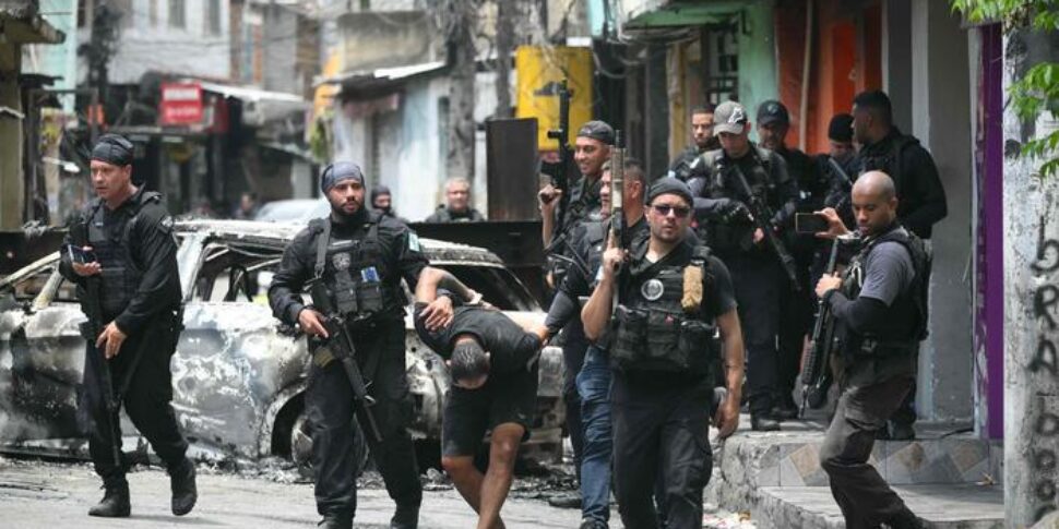 Maxi operazione anti narcos in Brasile. Sanguinoso raid della polizia con oltre 132 morti a Rio de Janeiro Maxi operazione anti narcos in Brasile. Sanguinoso raid della polizia con oltre 132 morti a Rio de Janeiro