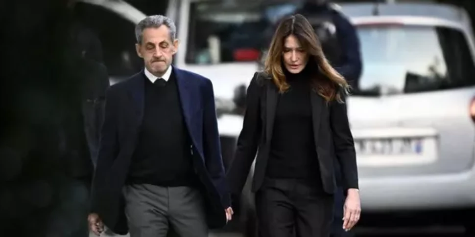 https://assets.gazzettadelsud.it/2025/10/sarkozy-carla-bruni-970x485-1761036447.webp