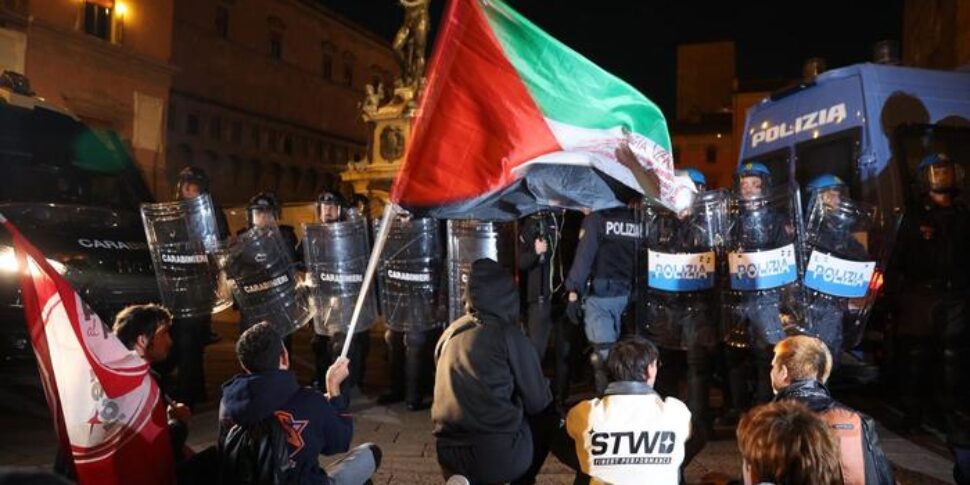 https://assets.gazzettadelsud.it/2025/10/scontri-bologna-970x485.jpg