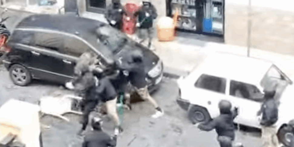Napoli-Sporting Lisbona, scontri tra tifosi: volano sedie in piazza Municipio. Ferito un tifoso portoghese