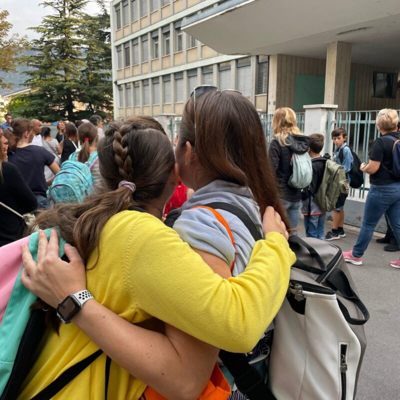 Alunni si preparano ad entrare in classe durante il primo giorno di scuola senza mascherina in Alto Adige, Bolzano, 5 settembre 2022. ANSA