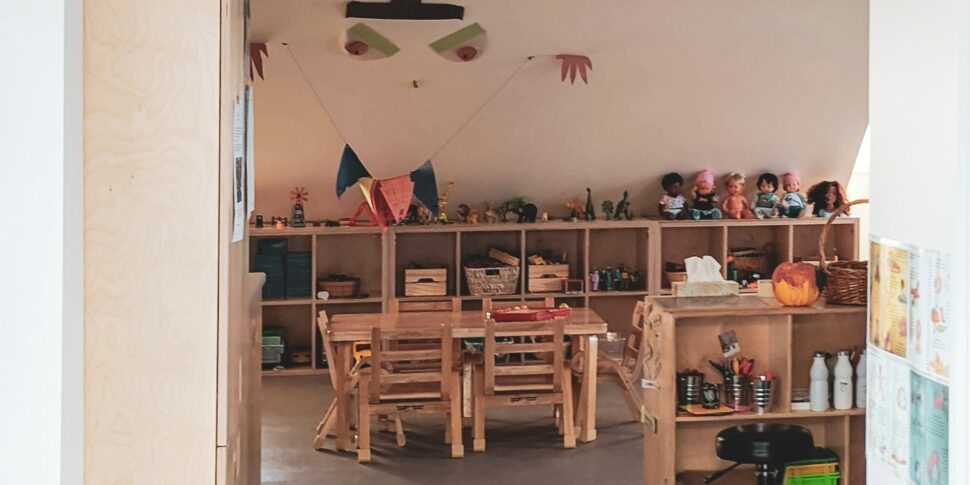 Lega una bimba alla sedia con una sciarpa, educatrice di una una scuola d’infanzia licenziata a Napoli Lega una bimba alla sedia con una sciarpa, educatrice di una una scuola d’infanzia licenziata a Napoli