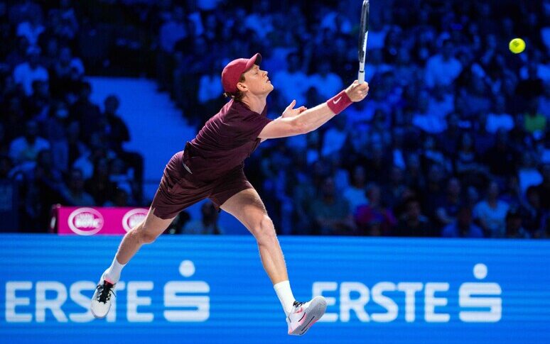 Atp Vienna, Sinner vince il derby contro Cobolli: primo set a senso unico, secondo deciso solo al tie break Atp Vienna, Sinner vince il derby contro Cobolli: primo set a senso unico, secondo deciso solo al tie break