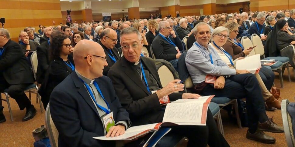 La Chiesa italiana chiude il cammino sinodale: apertura su donne diacono e accoglienza Lgbt La Chiesa italiana chiude il cammino sinodale: apertura su donne diacono e accoglienza Lgbt