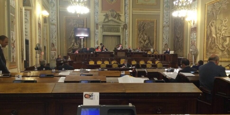 Caos Assemblea regionale siciliana, tesserini inseriti ma i deputati sono assenti Caos Assemblea regionale siciliana, tesserini inseriti ma i deputati sono assenti