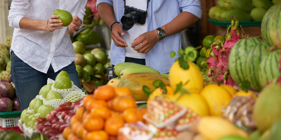 https://assets.gazzettadelsud.it/2025/10/tourist-couple-choosing-fruits-970x485.jpg