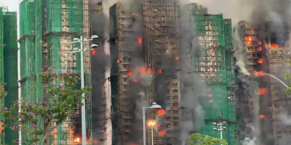 hong kong 13 morti e 16 feriti nell incendio di un complesso residenziale nel quartiere di tai po