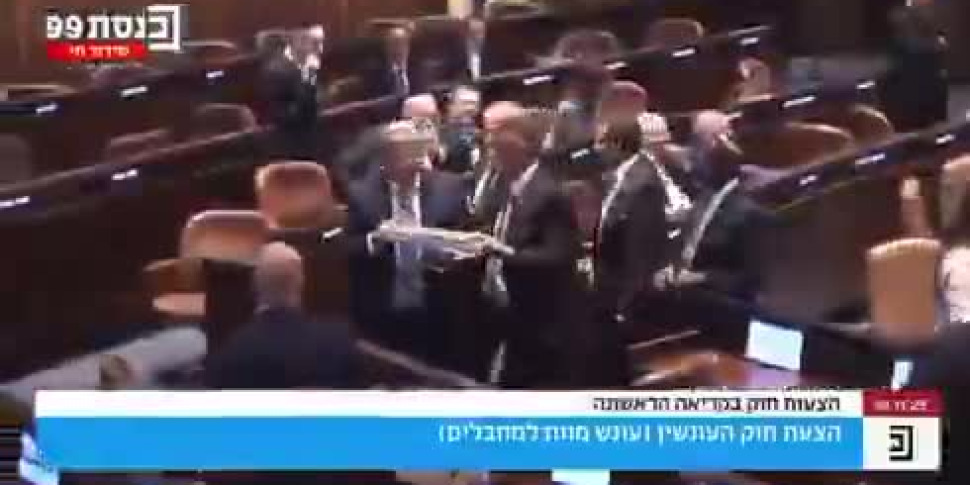 Israele, pena di morte ai terroristi: scalpore per video Ben Gvir euforico con dolci. Hamas: "Legge criminale e razzista"