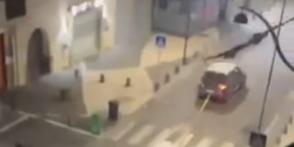 Casalnuovo, il video del bancomat sradicato e trascinato in auto diventa virale