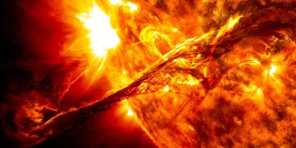 https://assets.gazzettadelsud.it/2025/11/E-in-corso-una-tempesta-geomagnetica-molto-intensa-classe-G4.-Ecco-i-rischi-per-satelliti-reti-elettriche-e-comunicazioni-970x485.jpg