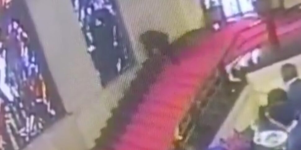 Emanule Cani cade e distrugge la storica vetrata di Mario Sironi: il video dell Emanule Cani cade e distrugge la storica vetrata di Mario Sironi: il video dell