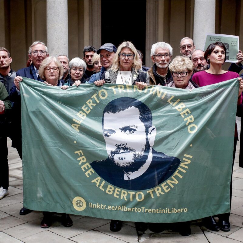 L’appello straziante della madre di Alberto Trentini: “Un anno senza mio figlio, il governo si è mosso troppo tardi”