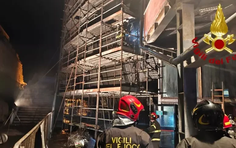 Catania, incendio alle Ciminiere: tetto a rischio crollo, vigili del fuoco al lavoro per ore