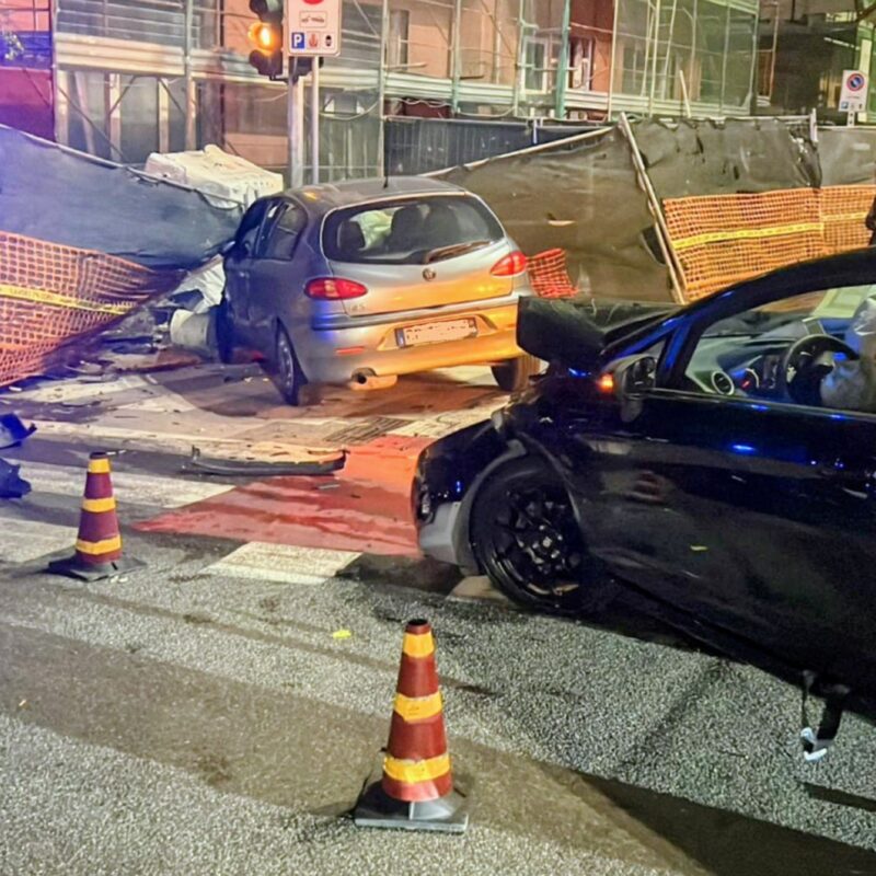 Messina, scontro tra due auto di fronte al Palazzo Satellite: nessun ferito grave