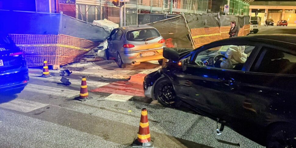 Messina, scontro tra due auto di fronte al Palazzo Satellite: nessun ferito grave