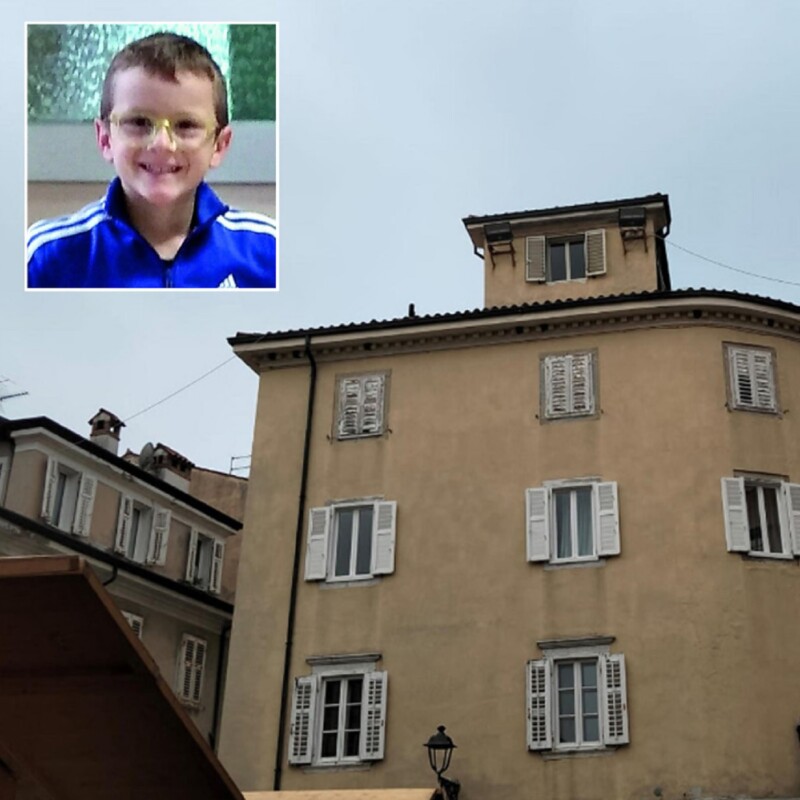 Il piccolo Giovanni ucciso dalla madre, il padre in silenzio in Duomo: Muggia si stringe nel dolore