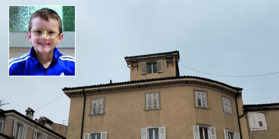 Il piccolo Giovanni ucciso dalla madre, il padre in silenzio in Duomo: Muggia si stringe nel dolore Il piccolo Giovanni ucciso dalla madre, il padre in silenzio in Duomo: Muggia si stringe nel dolore