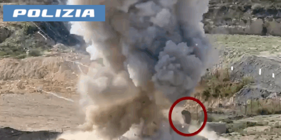 Un carico di 1500 bombe carta spedito a Catania con un ignaro corriere. L'esplosione ha generato un cratere largo 5 metri VIDEO